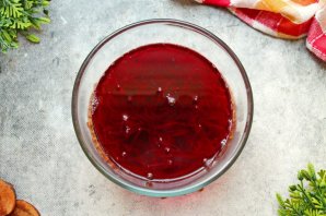 Холодный борщ с курицей и маринованной свеклой Холодный борщ с курицей и маринованной свеклой