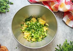 Холодный борщ с курицей и маринованной свеклой Холодный борщ с курицей и маринованной свеклой