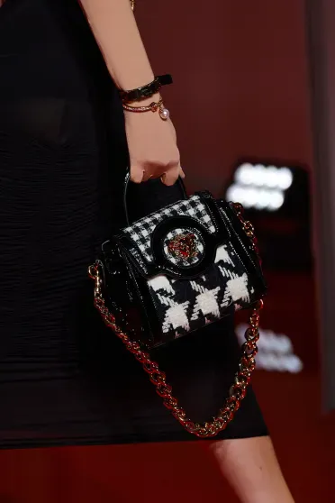 Versace Fall/Winter 2022-2023, Pr&ecirc;t-&agrave;-Porter | Ready-to-Wear