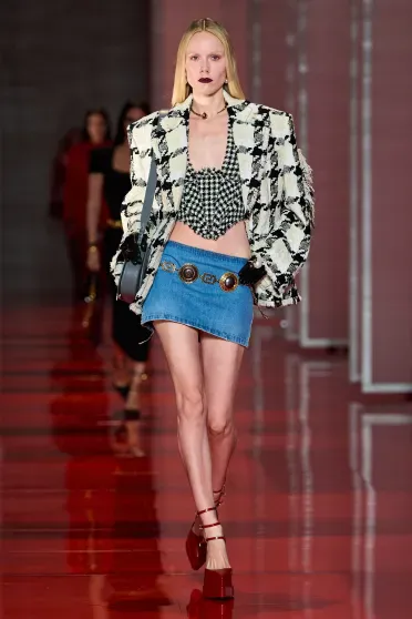 Versace Fall/Winter 2022-2023, Pr&ecirc;t-&agrave;-Porter | Ready-to-Wear