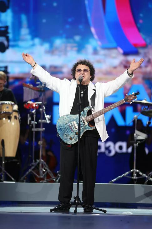 &laquo;Скрипка‑лиса&raquo;: Дима Билан исполнил хиты Игоря Саруханова на сцене &laquo;Новой волны 2026&raquo;