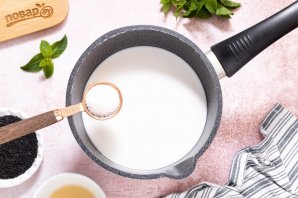 Панна котта с черным кунжутом