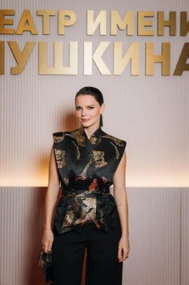 Исакова, Хабенский, Зудина и пришедшая поддержать мужа Боярская: премьера &laquo;Оперы нищих&raquo; с Матвеевым и Урсуляк в главной роли