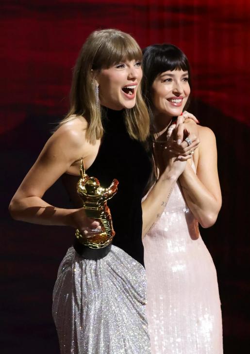 Гламурная революция MTV VMAs 2026: Тейлор Свифт, Пэрис Хилтон и Дакота Джонсон на премии в Лос-Анджелесе Гламурная революция MTV VMAs 2026: Тейлор Свифт, Пэрис Хилтон и Дакота Джонсон на премии в Лос-Анджелесе