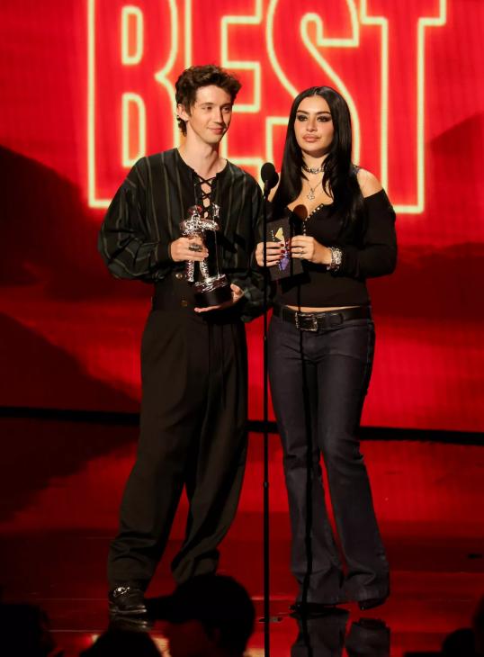 Гламурная революция MTV VMAs 2026: Тейлор Свифт, Пэрис Хилтон и Дакота Джонсон на премии в Лос-Анджелесе Гламурная революция MTV VMAs 2026: Тейлор Свифт, Пэрис Хилтон и Дакота Джонсон на премии в Лос-Анджелесе