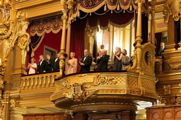 Королева Рания на свадьбе племянницы короля, княжеская чета Монако встретилась с президентом Италии, королева Летиция с Макронами и другие королевские выходы Королева Рания на свадьбе племянницы короля, княжеская чета Монако встретилась с президентом Италии, королева Летиция с Макронами и другие королевские выходы
