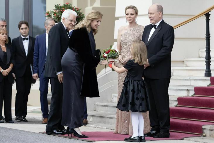 Королева Рания на свадьбе племянницы короля, княжеская чета Монако встретилась с президентом Италии, королева Летиция с Макронами и другие королевские выходы Королева Рания на свадьбе племянницы короля, княжеская чета Монако встретилась с президентом Италии, королева Летиция с Макронами и другие королевские выходы
