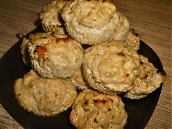&laquo;Кексы&raquo; из куриной грудки вместо надоевших котлет. Вкусно, полезно и не навредит фигуре. И домашним понравится.