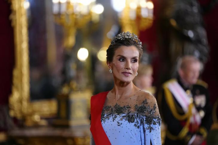 Королева Рания на свадьбе племянницы короля, княжеская чета Монако встретилась с президентом Италии, королева Летиция с Макронами и другие королевские выходы Королева Рания на свадьбе племянницы короля, княжеская чета Монако встретилась с президентом Италии, королева Летиция с Макронами и другие королевские выходы
